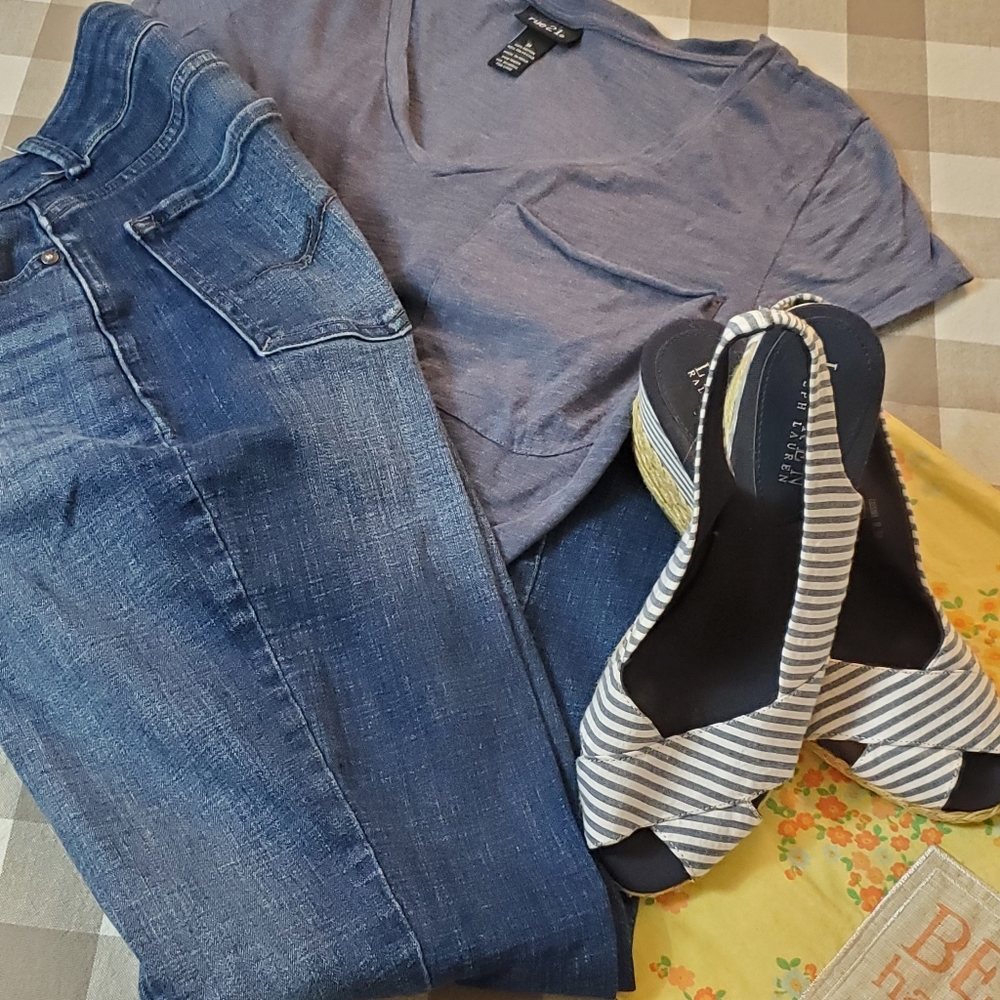Size medium nice blue tee (165)